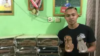 Pemain Persita Tangerang, Redi Rusmawan, bersama produksi sandal yang merupakan bisnis keluarganya. (Bola.com/Permana Kusumadijaya)