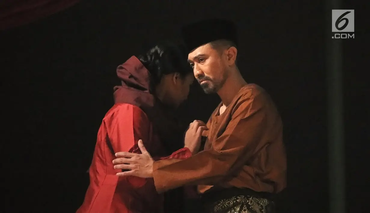 Aktor Lukman Sardi (kanan) memerankan Amir Hamzah dalam pentas teater "Nyanyi Sunyi Revolusi" di Gedung Kesenian Jakarta, Jumat (1/2/). Pementasan tersebut mengangkat kisah hidup seorang penyair besar Indonesia Amir Hamzah. (Fimela.com/Bambang E Ros)