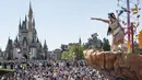 <p>Parade Ini untuk memperingati 40 tahun Tokyo Disneyland. (AFP/Richard A. Brooks)</p>
