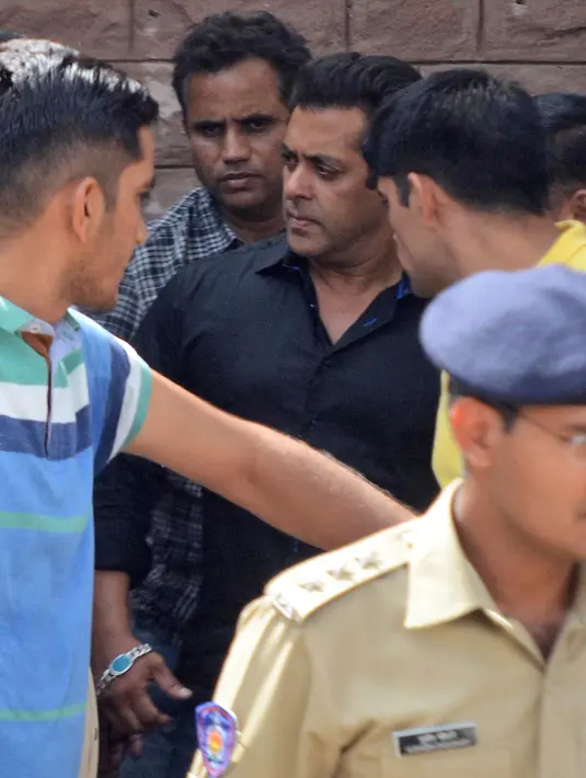 Bintang Bollywood, Salman Khan tiba untuk mendengarkan putusan di Pengadilan Rajasthan, India, Kamis (5/4). Salman Khan akan ditahan di penjara pusat Jodhpur setelah menjalani pemeriksaan kesehatan di rumah sakit setempat. (AP/Sunil Verma)