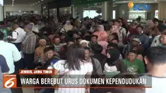 Loket dibuka setelah warga menunggu dua jam dan langsung berebut masuk dan saling berdesakan untuk mendapatkan nomor antrean.