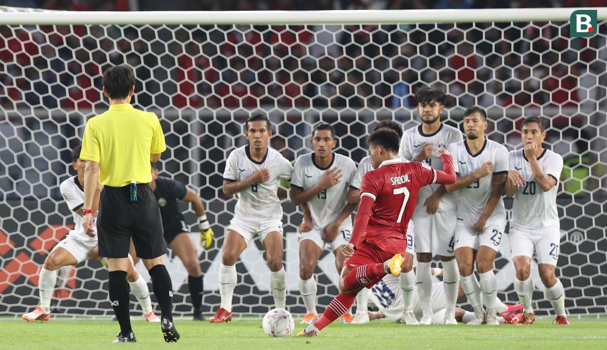 <p>Pemain Timnas Indonesia,&nbsp;Saddil Ramdani&nbsp;melakukan tendangan bebas ke gawang Kamboja dalam laga Grup A Piala AFF 2022 di Stadion Utama Gelora Bung Karno, (SUGBK), Jumat (23/12/2022). (Bola.com/Bagaskara Lazuardi)</p>