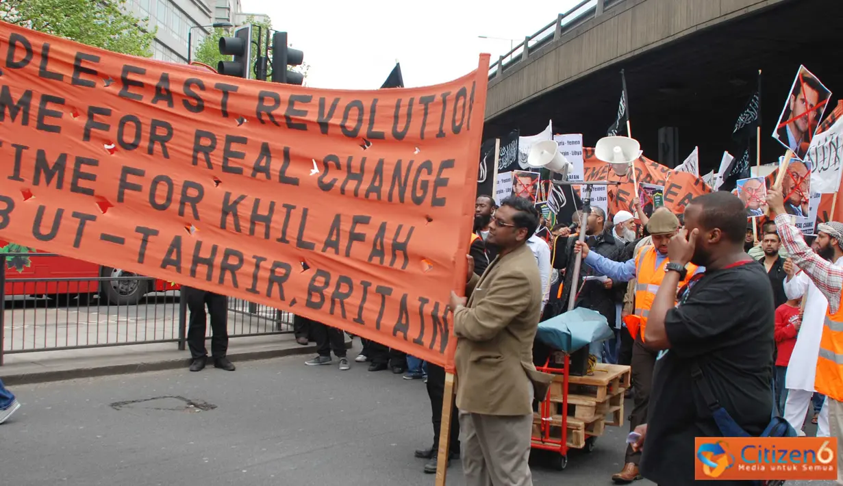 Citizen6, London: Umat muslim dari berbagai organisasi di London melakukan Long march damai sebagai bentuk solidaritas untuk umat muslim yang menentang Tirani Kekuasaan di Timur Tengah. (Pengirim: Apriyanto Hardi).