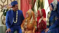 Foto seorang pria yang menikah dengan tiga orang wanita sekaligus, viral di media sosial. (Doc: Facebook/Khamaludin)