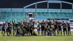 Kemenangan atas Persela Lamongan ini membuat Persib Bandung menjadi tim yang selalu menang di seri kedua BRI Liga 1 dan tak terkalahkan dalam 11 pertandingan. (Bola.com/Bagaskara Lazuardi)