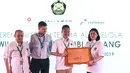 Dirut Pertamina Hulu Energi, Meidawati (kanan) bersama Deputi Perencanaan SKK Migas, Jafee Suardin (kedua kanan) saat Seremoni Serah Terima Alih Kelola Wilayah Kerja Jambi Merang di Sungai Kenawang Gas Plant, Sabtu (9/2). (Liputan6.com/Helmi Fithriansyah)