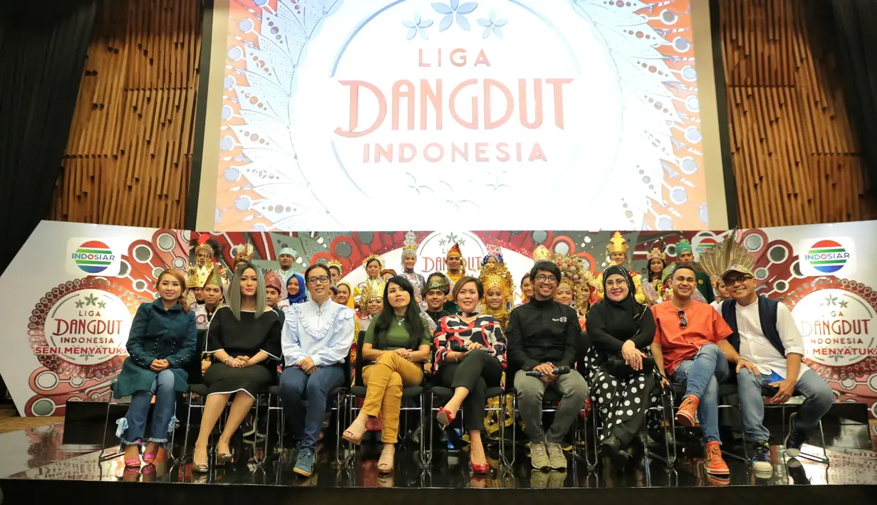 Para kontestan dari berbagai daerah ini tampil berbeda dari ajang dangdut sebelumnya. Kali ini, para kontestan yang terpilih mewakili daerahnya tampil dengan busana khas daerahnya. (Adrian Putra/Bintang.com)