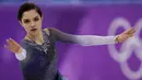 Evgenia Medvedeva saat tampil dalam kejuaraan figure skating selama Olimpiade Musim Dingin 2018 di Gangneung Ice Arena, Gangneung, Korea Selatan (21/2). Medvedeva merupakan atlet Rusia kelahiran 19 November 1999 . (AP Photo / Bernat Armangue)