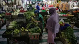 Pedagang sayuran melayani pembeli di kiosnya di Pasar Mede, Jakarta, Rabu (15/12/2021). Harga pangan menjelang Natal 2021 dan Tahun Baru 2022 (Nataru) mengalami kenaikan. (Liputan6.com/Faizal Fanani)