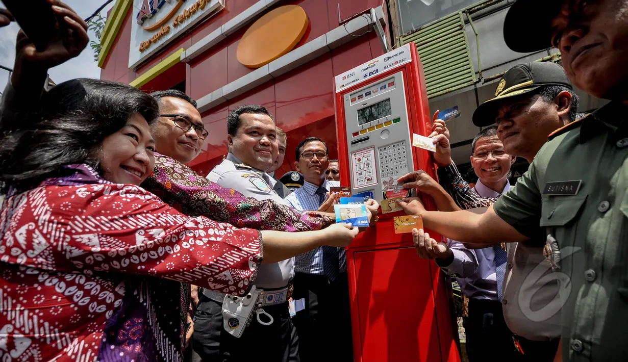 Kepala UP Perparkiran Dishubtrans DKI, Sunardi Sinaga bersama perwakilan bank dan perwakilan dubes Swedia meresmikan Terminal Parkir Meter di Jalan Boulevard Raya, Kelapa Gading, Jakarta, Rabu (25/3/2015). (Liputan6.com/Faizal Fanani)