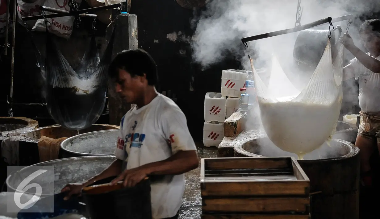 Sejumlah pekerja menyelesaikan pembuatan tahu di kawasan Duren Tiga, Jakarta, Kamis (6/10). Perajin tahu dan tempe mengeluhkan kenaikan harga kedelai impor dalam satu bulan terakhir. (Liputan6.com/Faizal Fanani)