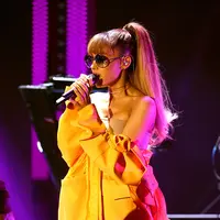 Setelah ledakan itu terjadi, Ariana memang sangat terpukul. Ia pun sangat sedih lantaran banyak memakan korban. Untuk itu ia berjanji akan kembali ke Manchester dan membantu para korban ledakan bom tersebut. (AFP / KEVIN WINTER)