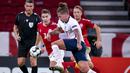 Pemain Denmark, Robert Skov, berebut bola dengan pemain Inggris, Daniel Wass, pada laga UEFA Nations League di Stadion Parken, Rabu (9/9/2020). Kedua tim bermain imbang 0-0. (Liselotte Sabroe/Ritzau Scanpix via AP)