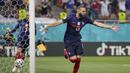 Kurang dari semenit, Prancis sukses membuat gol penyama kedudukan. Benzema, memanfaatkan umpan Mbappe, berhasil mengecoh kiper Yann Sommer yang sepanjang laga tampil cukup apik. (Foto: AP/Pool/Vadim Ghirda)