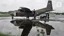 Tim TNI AU dan BPPT saat bersiap melakuka  operasi TMC dengan pesawat Cassa 212-200 di Lanud Halim Perdanakusuma, Jakarta (9/1/2020). Operasi TMC yang akan berlangsung hingga 12 Januari mendatang diharapkan mampu mengurangi intensitas hujan lebat di Jabodetabek. (merdeka.com/Iqbal S. Nugroho)