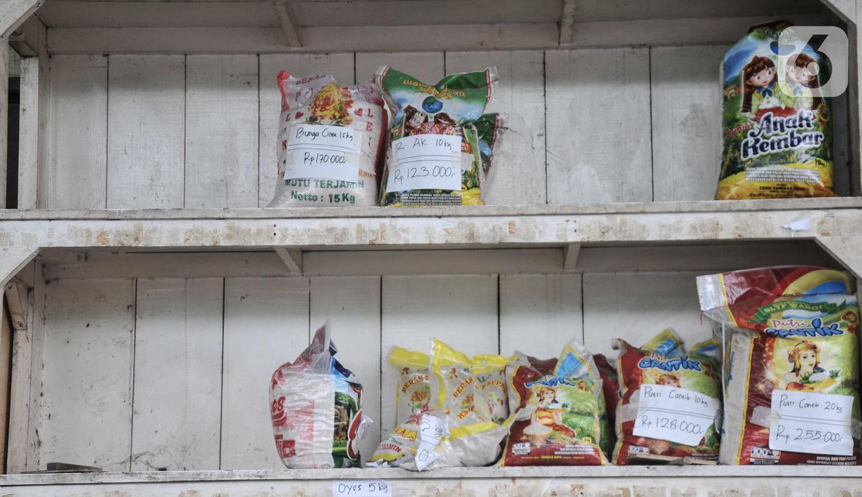 Stok beras di rak salah satu agen beras di Pasar Induk Beras Cipinang (PIBC), Cipinang, Jakarta Timur, Selasa (31/1/2023). Stok beras di PIBC saat ini tercatat berada di angka 13.389 ton. Jumlah tersebut diperkirakan mampu mencukupi stok untuk sekitar 6-7 hari ke depan dengan perkiraan konsumsi beras di DKI Jakarta 2.000 ton per hari. Menurut catatan Kadin DKI Jakarta, angkanya sekitar 1.895 ton per hari. (merdeka.com/Iqbal S. Nugroho)