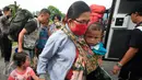 Sejumlah pengungsi eks anggota Gafatar tiba di Penampungan Youth Center, Sleman, Yogyakarta, Jumat (29/1). Mereka sebelumnya ditampung sementara di wisma Haji Donohudan, Boyolali untuk menjalani pendataan kependudukan (Foto: Boy Harjanto)
