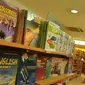 Pembeli memilih buku pelajaran di sebuah toko buku di Jakarta, (12/7). Menjelang dimulainya tahun ajaran baru 2016/2017 penjualan buku materi pelajaran dan buku tulis di toko buku mengalami peningkatan sekitar 50 persen. (Liputan6.com/Gempur M Surya)