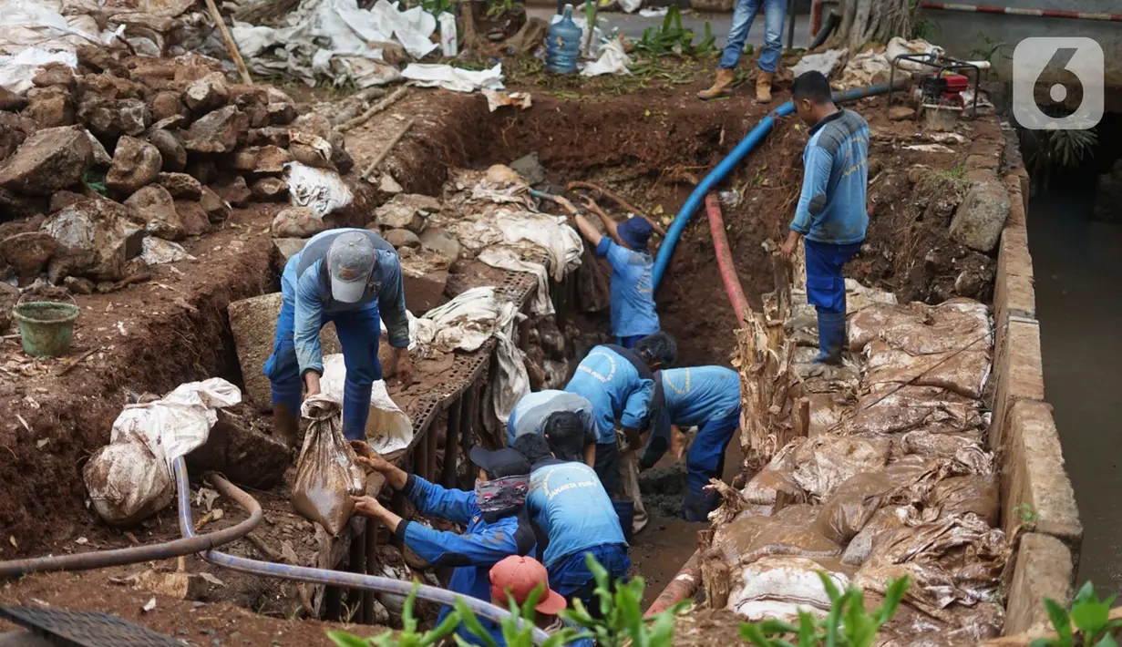 Petugas menyelesaikan pembuatan sumur resapan di kawasan Cempaka Putih, Jakarta, Rabu (25/11/2020). Sebanyak 14 lubang sumur resapan yang dibangun di ruas Jalan Jenderal Ahmad Yani dan Cempaka Putih Barat 21 saat ini terus dikebut pengerjaannya. (Liputan6.com/Immanuel Antonius)