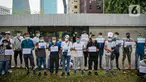 Para imigran melakukan aksi unjuk rasa di Kedubes Australia, Jakarta, Senin (5/4/2021).  Mereka berharap bisa segera dapat hidup di negara tujuan mereka Australia (negara ketiga) dengan nasib mereka yang terkatung-katung di negara transit (indonesia) tanpa kejelasan. (Liputan6.com/Faizal Fanani)