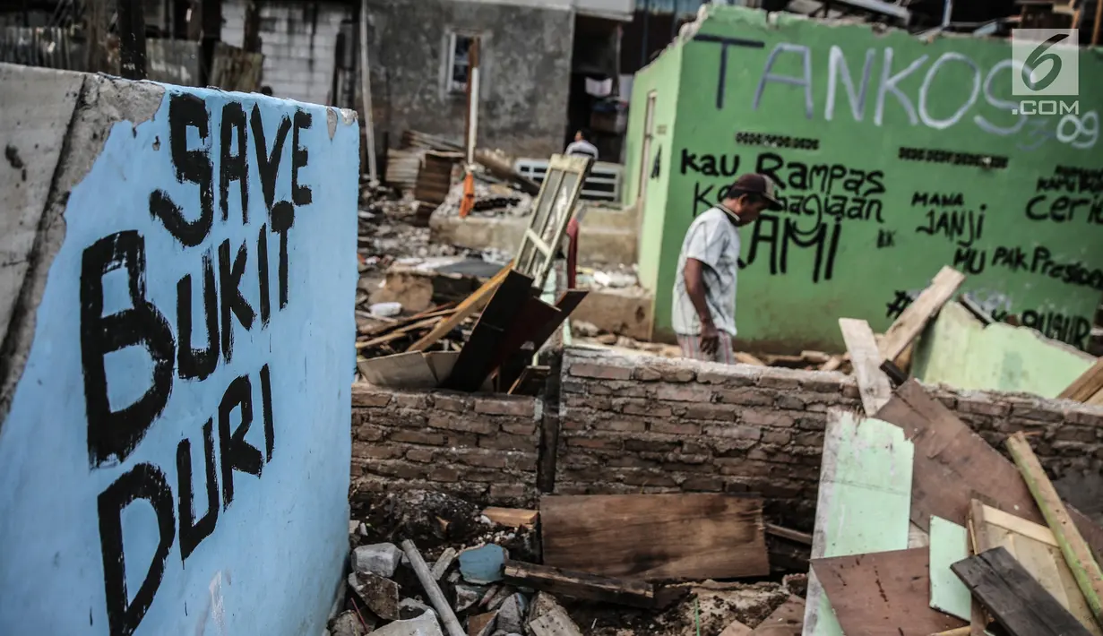 Sejumlah mural hiasi dinding rumah yang terkena penertiban di kawasan bantaran Kali Ciliwung, Kelurahan Bukit Duri, Tebet, Jakarta, Selasa (11/7). Semuanya terpusat di RT 001, 002, 003, dan 004, RW 12 Kelurahan Bukit Duri. (Liputan6.com/Faizal Fanani)