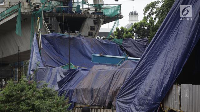 Konstruksi Proyek LRT di Kayu Putih Roboh