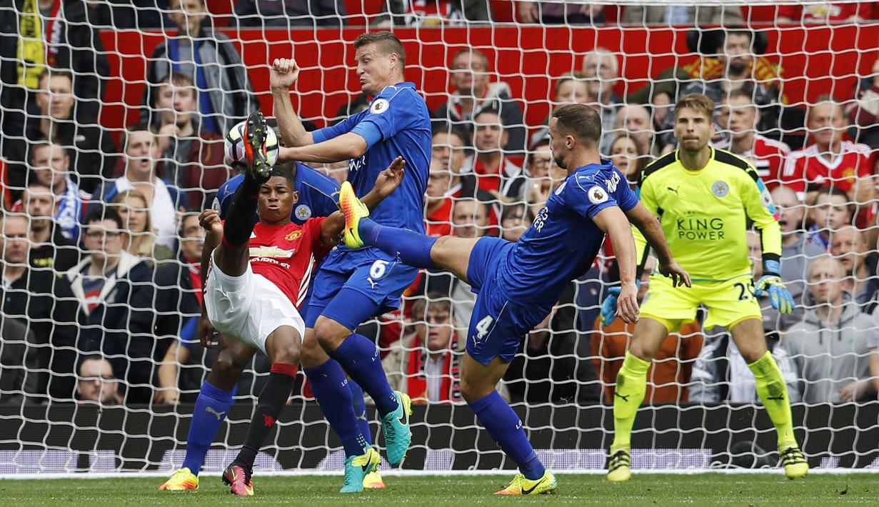 Aksi Marcus Rashford saat mencoba melepaskan tembakan melewati hadangan pemain Leicester City Robert Huth dan Danny Drinkwater pada laga Premier League di Stadion Old Trafford, Sabtu (24/9/2016) WIB. (Reuters/Darren Staples)