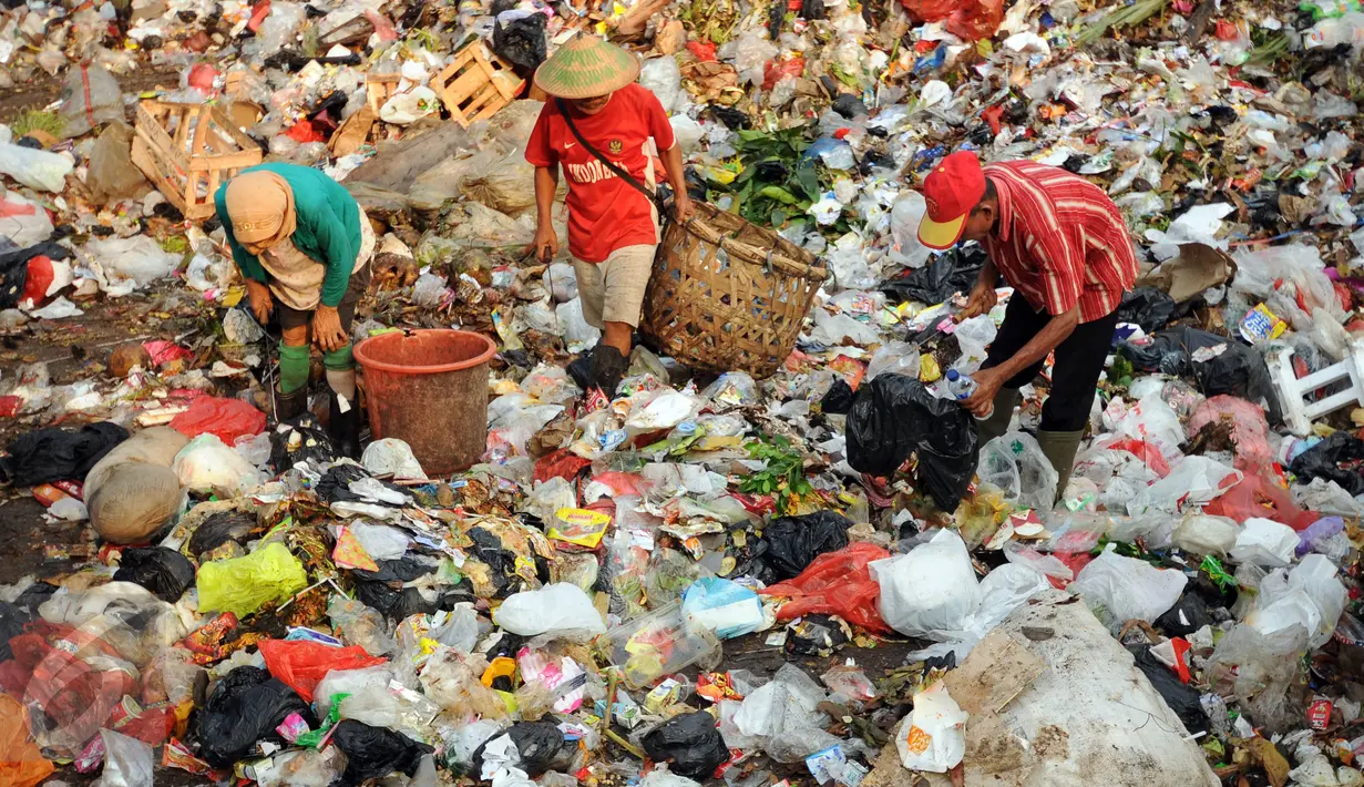 Pemulung mengais diantara tumpukan sampah di Tempat Pembuangan Sampah Sementara Kalibata, Jakarta, Rabu (4/11/2015). Setiap harinya, sekitar 6.500 ton sampah dihasilkan Jakarta. (Liputan6.com/Helmi Fithriansyah)