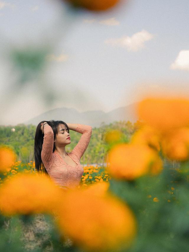 Tampil Menawan, Ini 7 Pemotretan Fuji Pakai Kebaya di Kebun Bunga