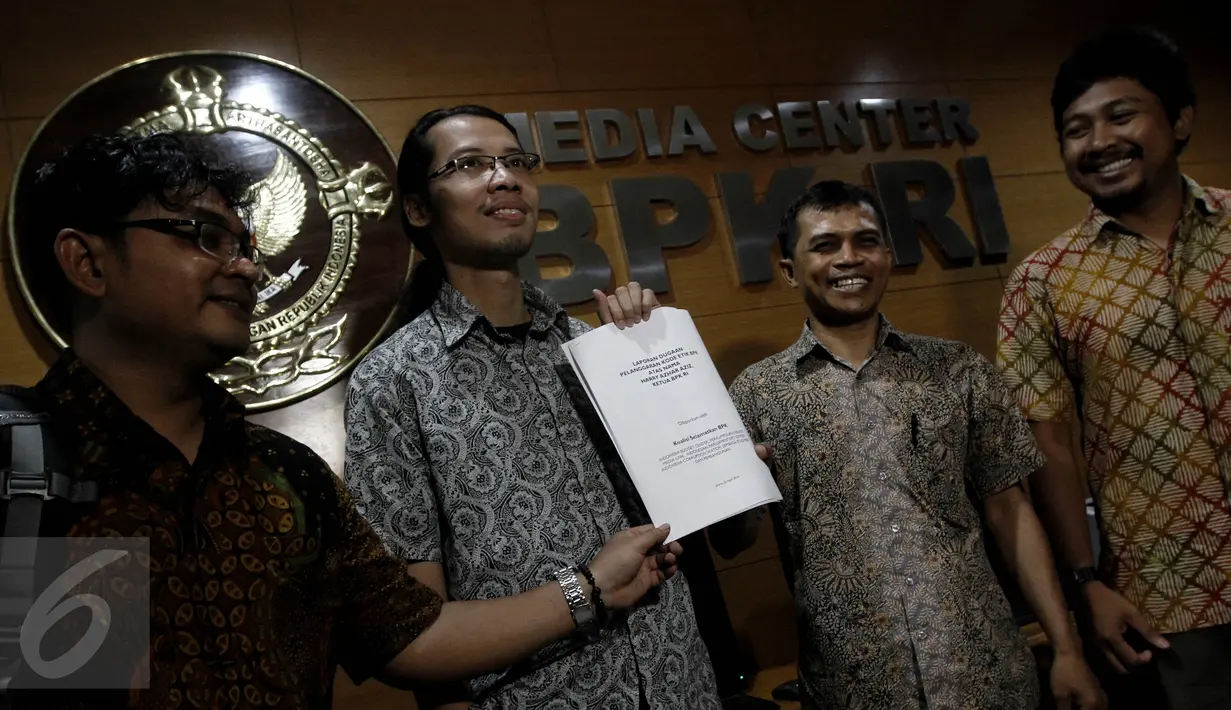 Aktivis Koalisi Selamatkan BPK menunjukkan dokumen ketika membuat laporan di Gedung BPK, Jakarta, Selasa (26/4). Ketua BPK RI, Harry Azhar dianggap tidak mematuhi UU karena tidak melaporkan harta kekayaannya kepada KPK. (Liputan6.com/Johan Tallo)
