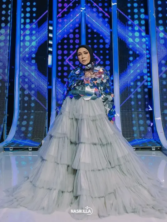 Kala itu, Melly dan sang suami, Anto Hoed hanya mengandalkan pemasukan dari royalty lagu-lagu yang diciptakannya saja. Nah, bicara soal berhijab, ternyata Melly sudah menginginkannya sejak kecil. (Instagram/Melly_Goeslaw)