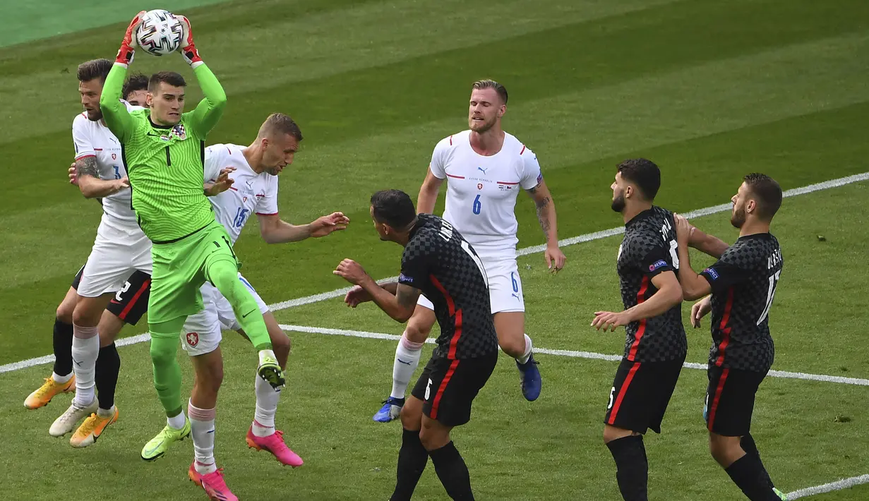 Jual beli serangan antara Republik Ceska dan Kroasia terus berlangsung di babak kedua. Namun tak ada satupun gol yang tercipta hingga peluit akhir pertandingan dibunyikan. Skor satu sama menutup pertandingan tersebut. (Foto: AP/Pool/Andy Buchanan)