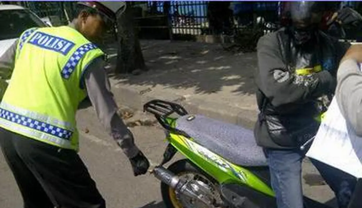 Niat pamer kenalpot baru ke teman-teman, apadaya diberhentikan dan ditilang polisi. (Source: bonsaibiker.com)