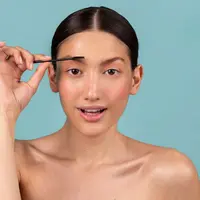 Meskipun banyak tutorial bertebaran di media sosial, bleaching alis sebaiknya tidak dilakukan sendiri di rumah. Proses ini melibatkan bahan kimia yang cukup kuat dan berisiko jika mengenai kulit atau mata. (foto/dok: frepik)
