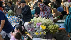 Pedagang bunga untuk hiasan Lebaran mulai ramai di Pasar Peterongan Semarang, Kamis (14/6). Bunga sedap malam menjadi salah satu yang paling digemari warga untuk menghias rumah dalam merayakan Lebaran. (Liputan6.com/Gholib)
