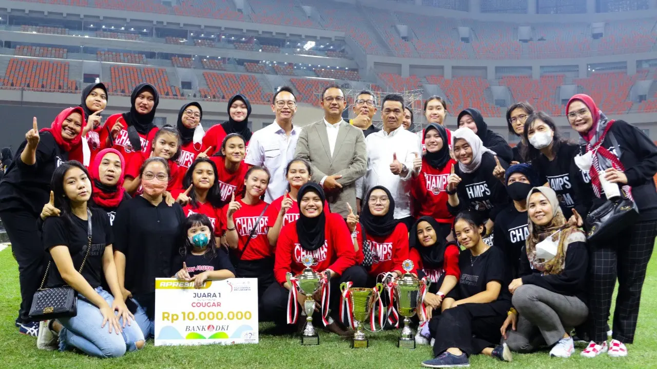 Para pemain Cougar Jakarta berfoto bareng dengan Gubernur DKI Jakarta