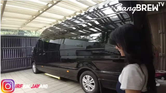 8 Potret Fasilitas Mobil Dewi Perssik Bernilai 2,7 Miliar, Dilengkapi Kursi Pijat