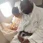 Kanye West dan Bianca Censori naik pesawat ekonomi. (dok. Instagram @kanyewestbianca/https://www.instagram.com/p/C7-Dd21N0qB/Dinny Mutiah)