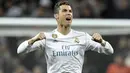 Pemain Real Madrid, Cristiano Ronaldo merayakan gol saat melawan PSG pada laga 16 besar Liga Champions di  Santiago Bernabeu stadium, Madrid, (14/2/2018).  Madrid menang 3-1. (AFP/Gabriel Bouys)