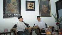 Jokowi saat mendatangi rumah Gus Sholah. (Herman Zakharia/Liputan6.com)