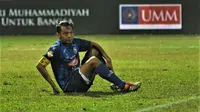 Bek sekaligus kapten tim Arema, Hamka Hamzah, dan sepatu kesayangannya. (Bola.com/Iwan Setiawan)