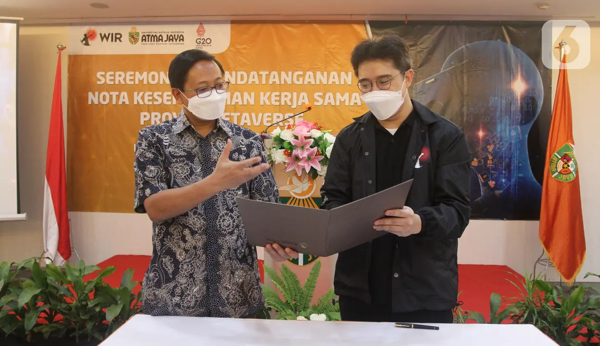 Rektor Unika Atma Jaya Dr. Agustinus Prasetyantoko (kiri) dan CEO dan Founder dari WIR Group, Michael Budi saat berbincang seusai penandatanganan kesepakatan kerjasama di Kampus Semanggi, Jakarta, Senin (21/3/2022). (merdeka.com/Arie Basuki)