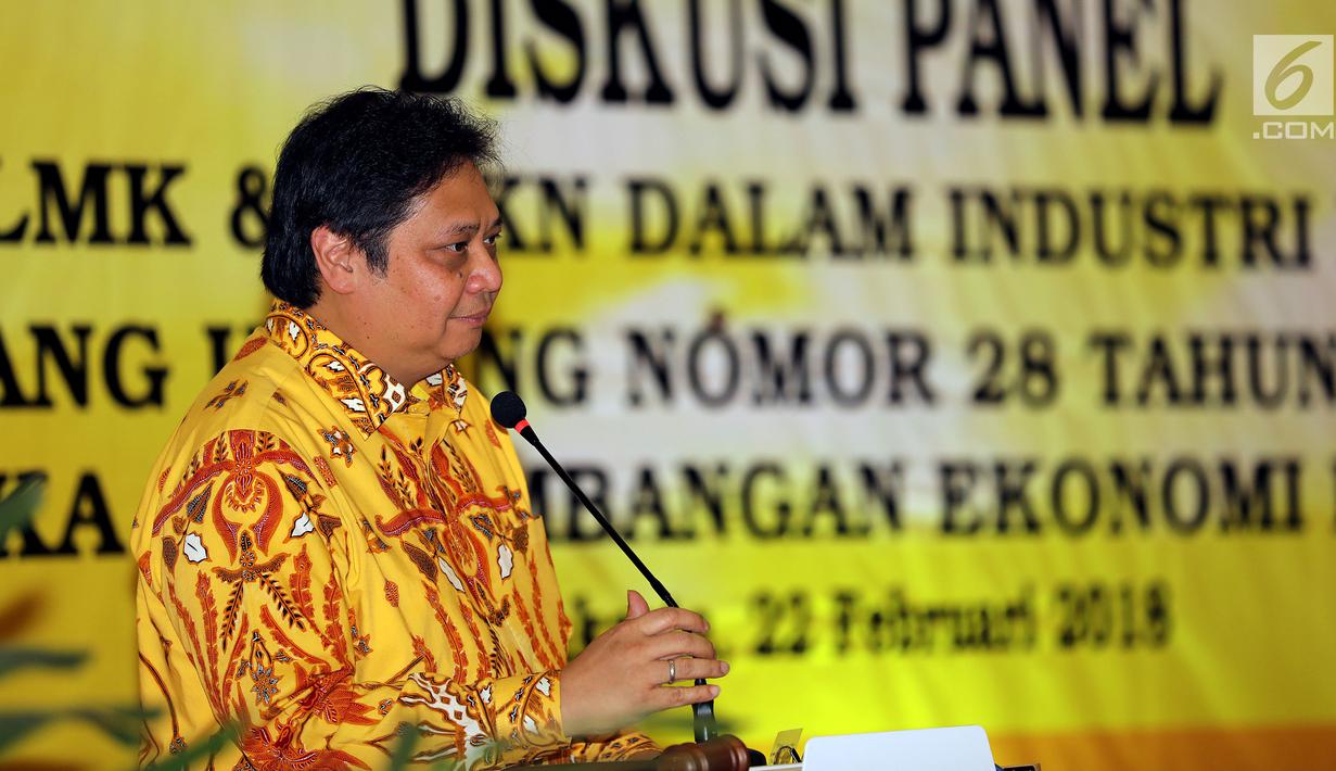 Ketua Umum Partai Golkar Airlangga Hartarto memberi sambutan saat diskusi panel dengan sejumlah musisi di Kantor DPP Partai Golkar, Jakarta, Kamis (22/2). (Liputan6.com/JohanTallo)
