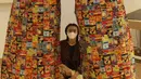 Pengunjung mengamati karya seni yang ditampilkan dalam Pameran Tetap Galeri Nasional Indonesia di Galeri Nasional, Jakarta, Kamis (28/10/2021). Galeri Nasional resmi membuka ruang pamerannya untuk masyarakat umum mulai seiring diberlakukannya PPKM level dua di DKI . (Liputan6.com/Herman Zakhria)