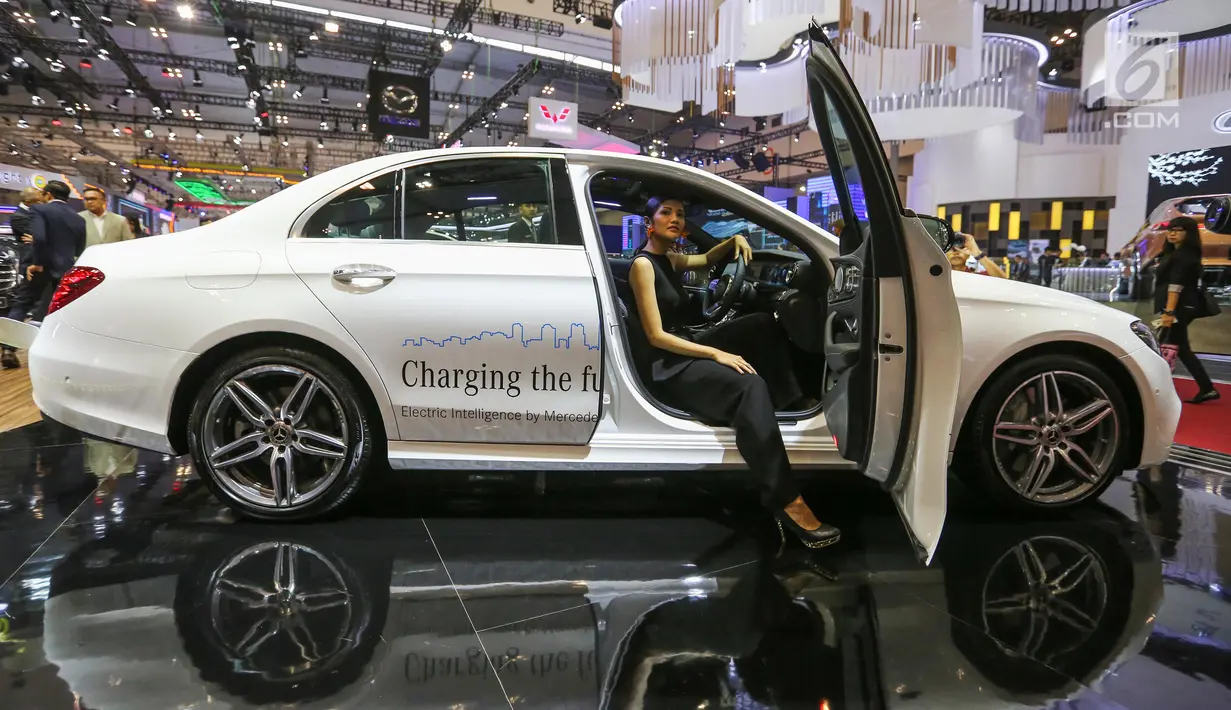 Mobil hybrid tenaga listrik Mercedes-Benz E 300 e EQ Power dipamerkan dalam GAIKINDO Indonesia International Auto Show (GIIAS) 2019 di ICE BSD, Tangerang, Jumat (19/7/2019). Mobil berkapasitas 2000 cc turbocharger dengan tenaga 211 horsepower. (Liputan6.com/Fery Pradolo)