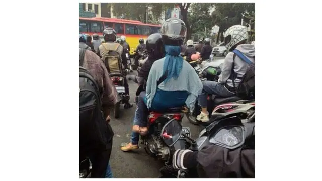 Emak pakai helm (Sumber: Instagram/dramaojol_id)