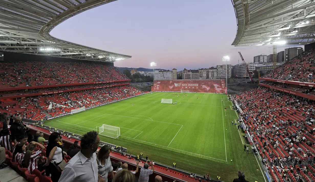 Stadion ini mampu menampung sebanyak 53.289 penonton, tak heran jika stadion ini sering digunakan untuk pertandingan Internasional seperti menjadi salah satu venue Piala Dunia 1982 silam. (Foto: AFP/Rafa Rivas)