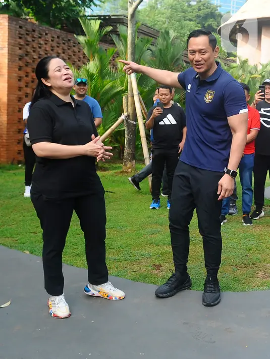 Sedangkan Puan, berjalan kaki dari kediamannya di Jalan Denpasar, Jakarta Selatan. (merdeka.com/ Arie Basuki)