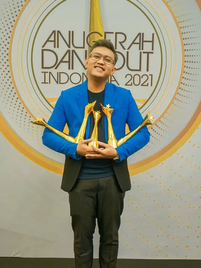 Tampil Beda, Ini 6 Potret Gaya Rambut Baru Denny Caknan Warna Cerah