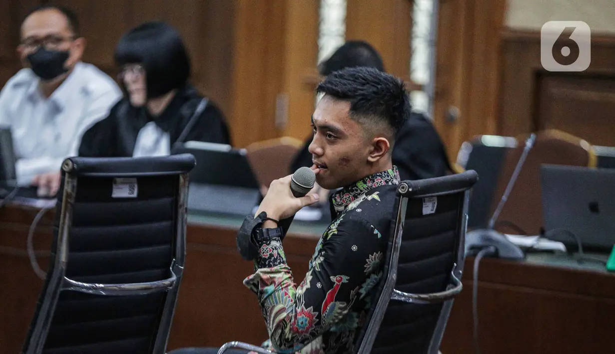 Mario Dandy Satriyo saat memberi kesaksian pada kasus dugaan gratifikasi dan tindak pidana pencucian uang (TPPU) dengan terdakwa Rafael Alun Trisambodo di Pengadilan Tipikor Jakarta, Senin (6/11/2023). (Liputan6.com/Faizal Fanani)
